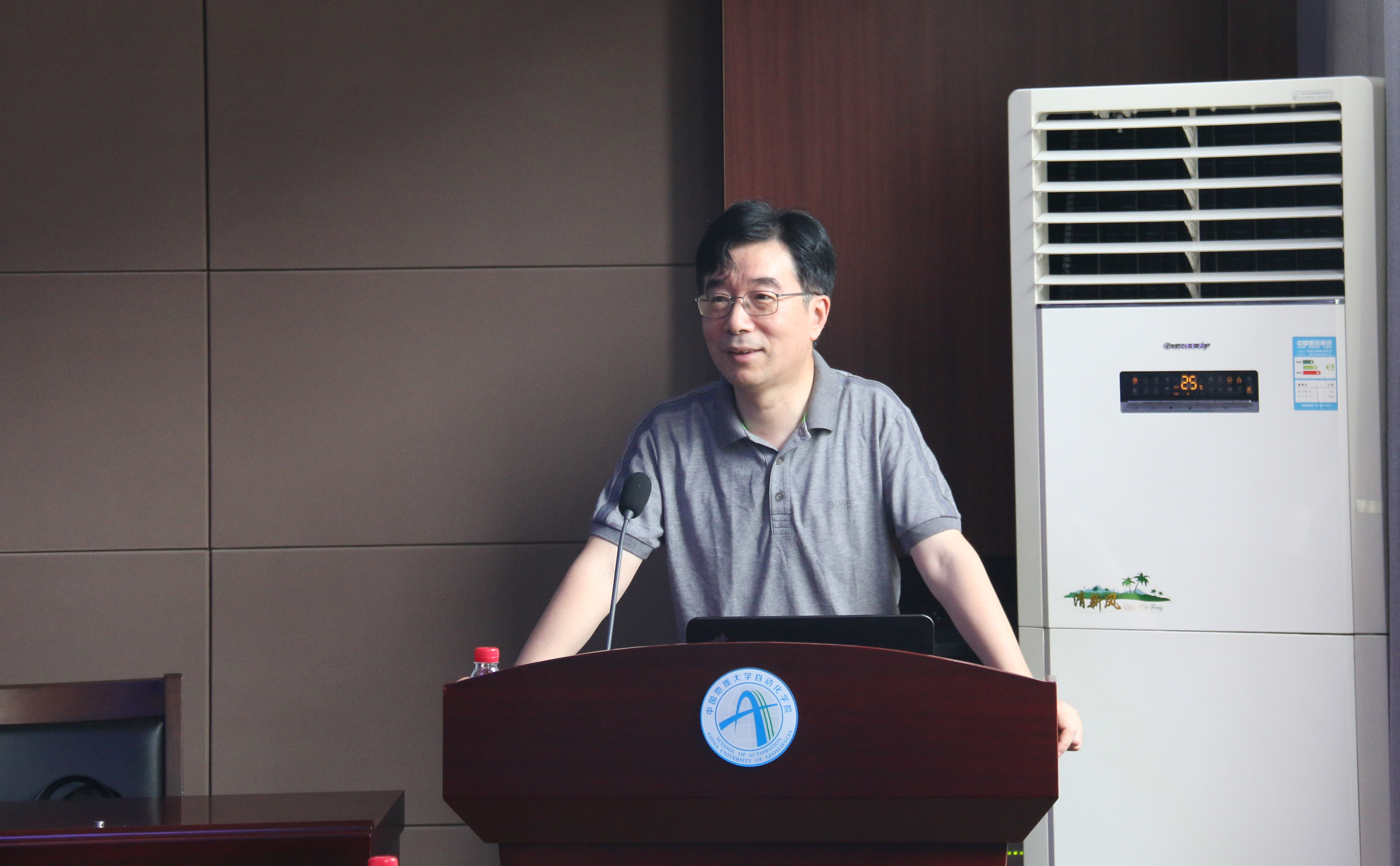 报告会由副院长陈鑫教授主持,我院部分教师和研究生参加了报告会.